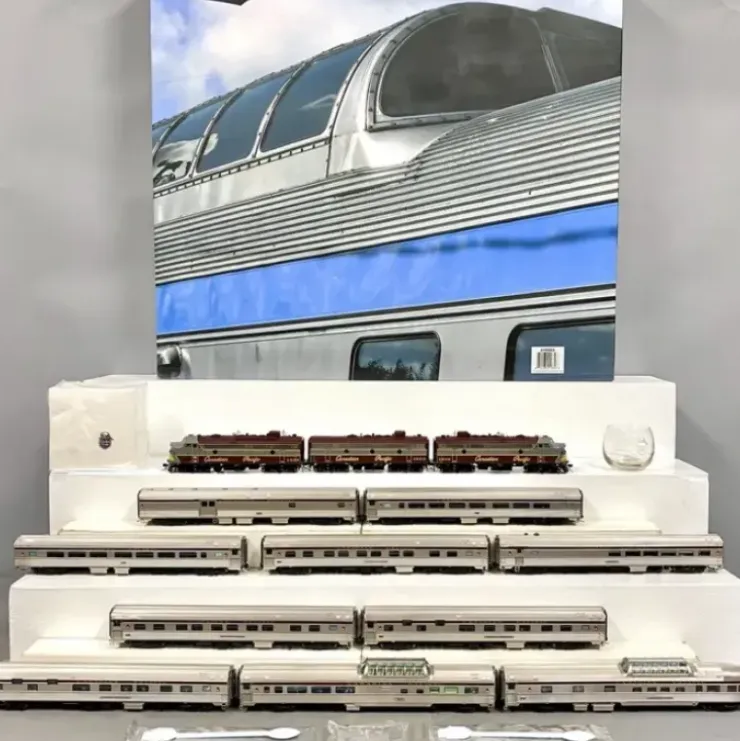 Rapido Trains 210001 CP Rail The Canadian Complete HO Gauge Diesel Train Set - Your Source for Gaming Essentials* Trains